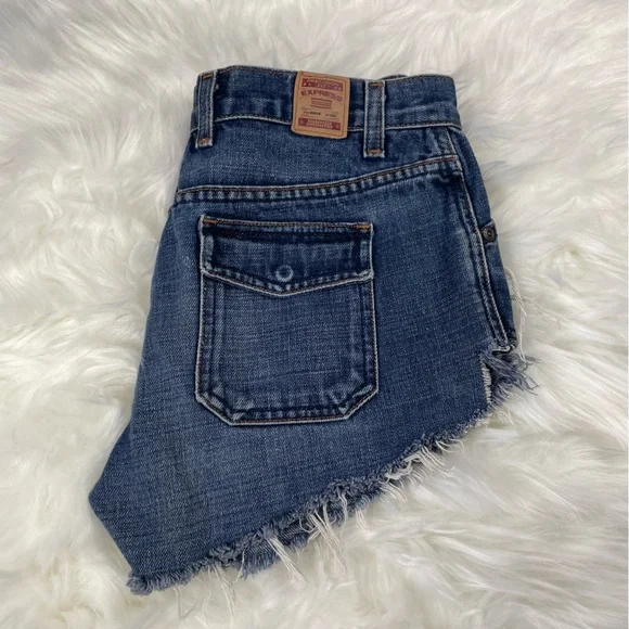 🔥Vtg EXPRESS Distressed Frayed Hem Jean Shorts High Waist Mid Wash Denim 3/4 - Picture 7 of 16